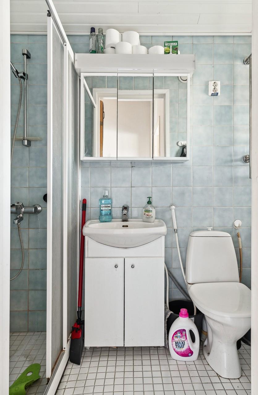 Siipirakennuksen kylpyhuone