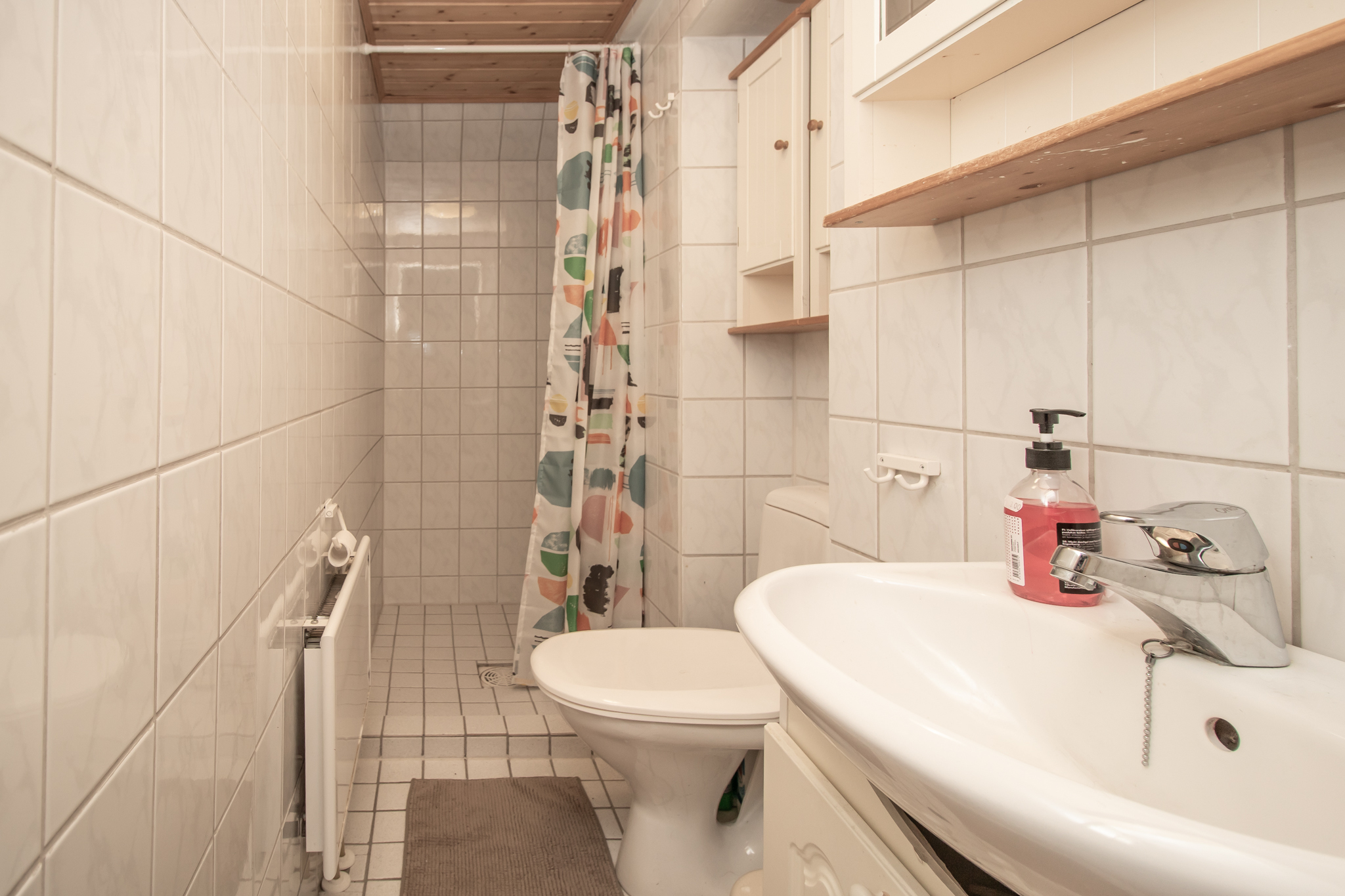 Yläkerran kylpyhuone / wc