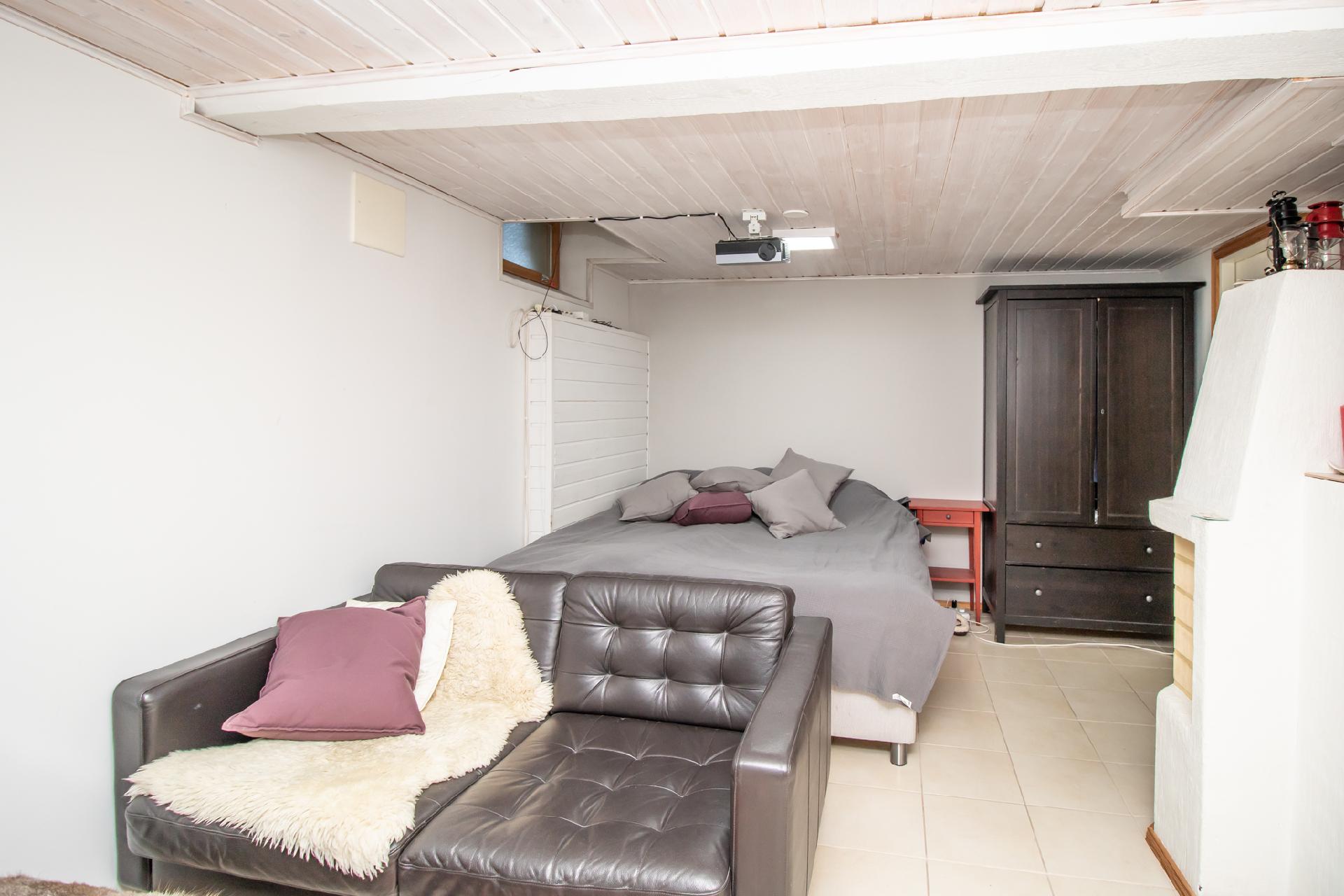 kellarikerroksen huone