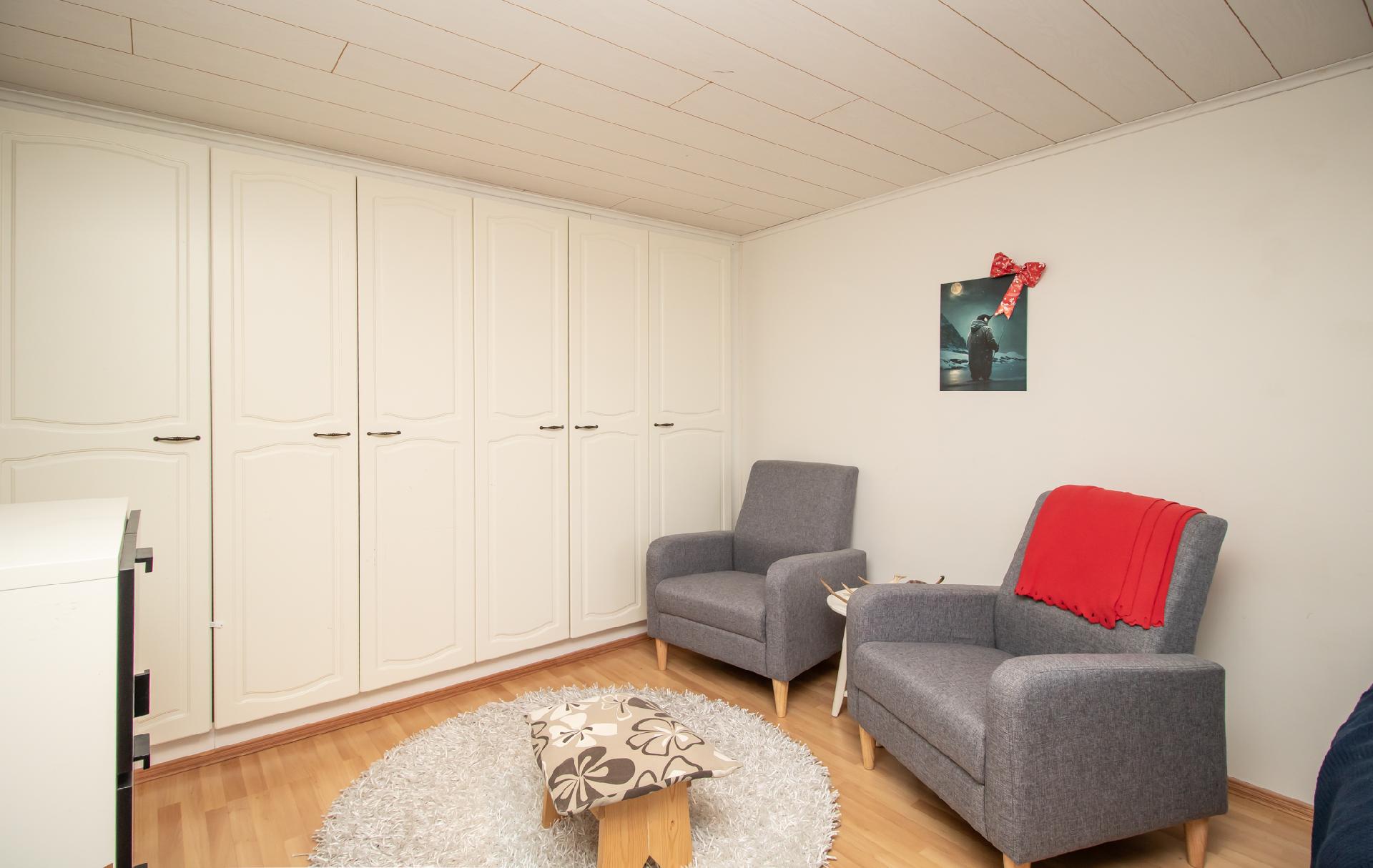 yläkerran mh:n kaapistot