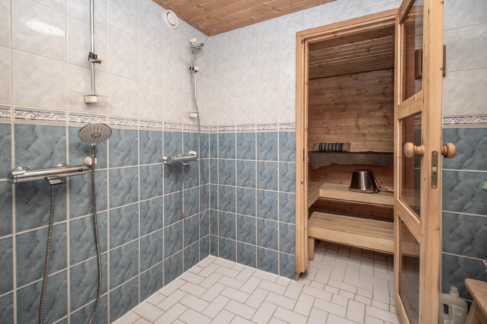 kylpyhuone, jossa kaksi suihkua