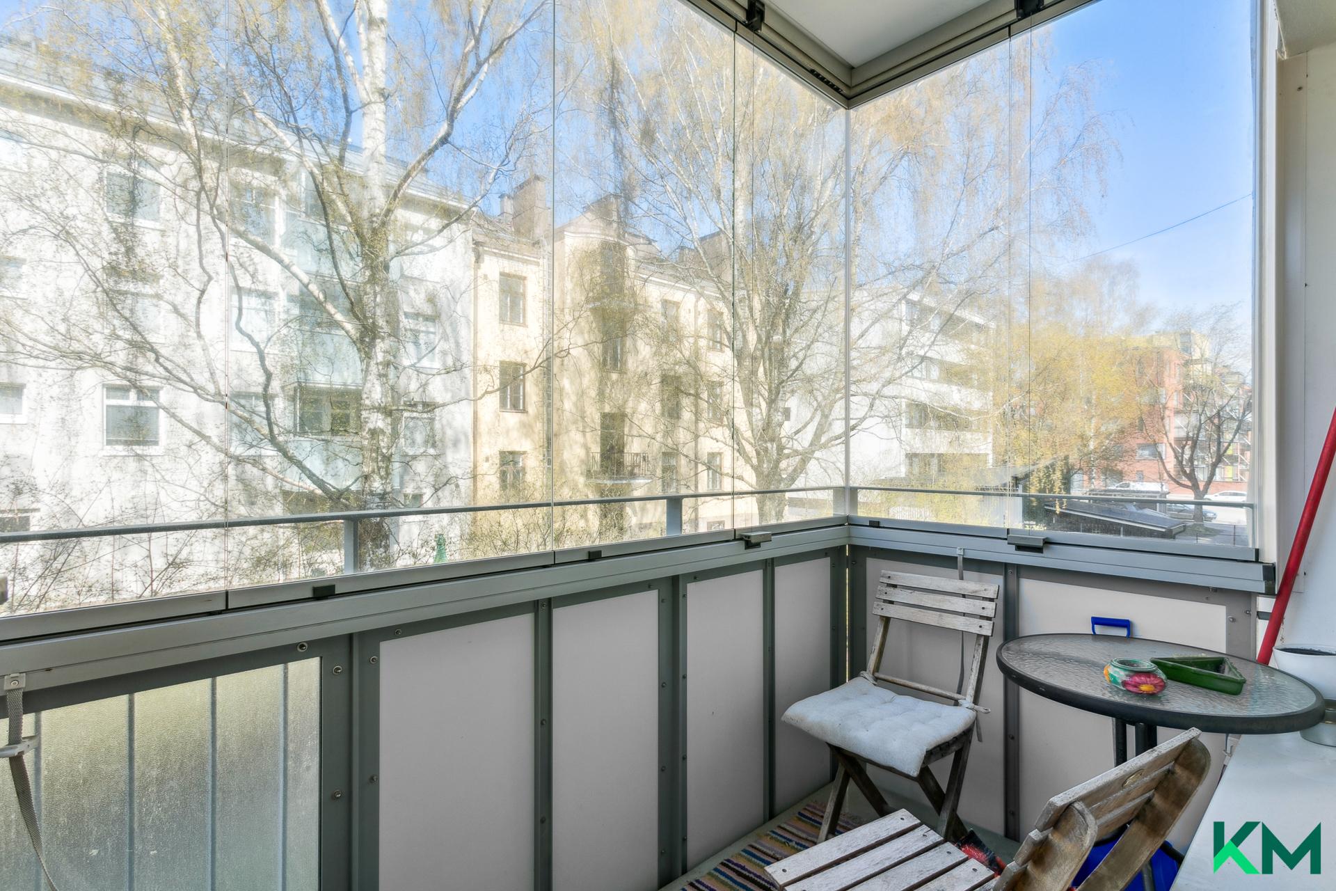 Lasitettu parveke sisäpihalle