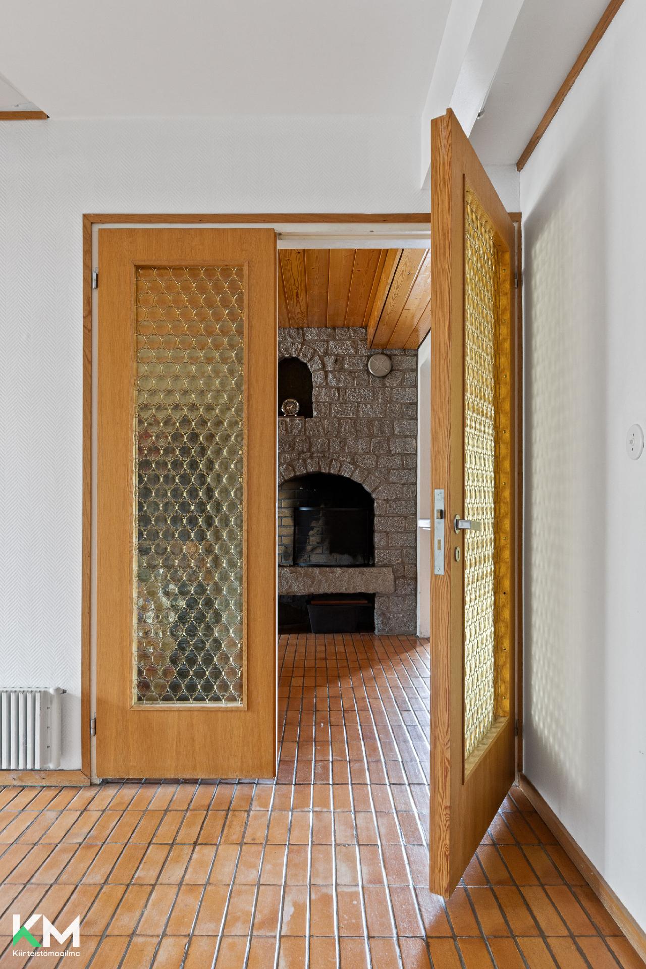 Aulasta takkahuoneeseen