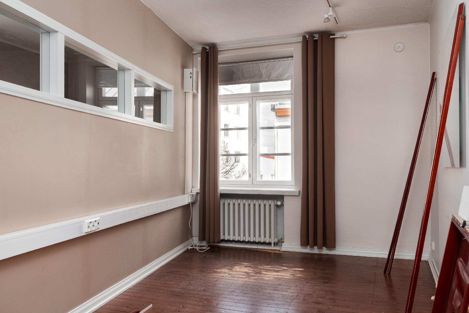 Kevyillä väliseinillä jaettu huone