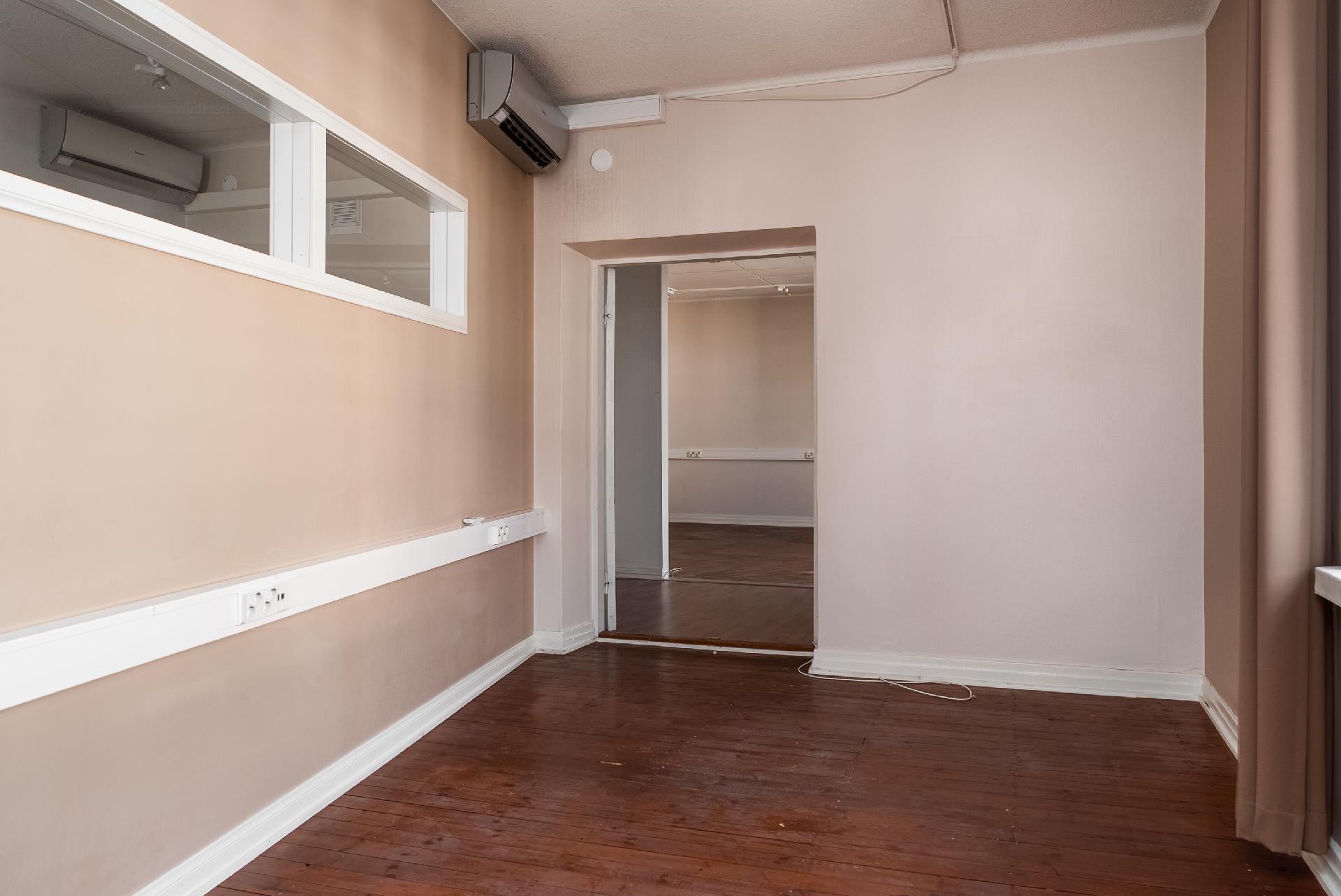 Kevyillä väliseinillä jaettu huone