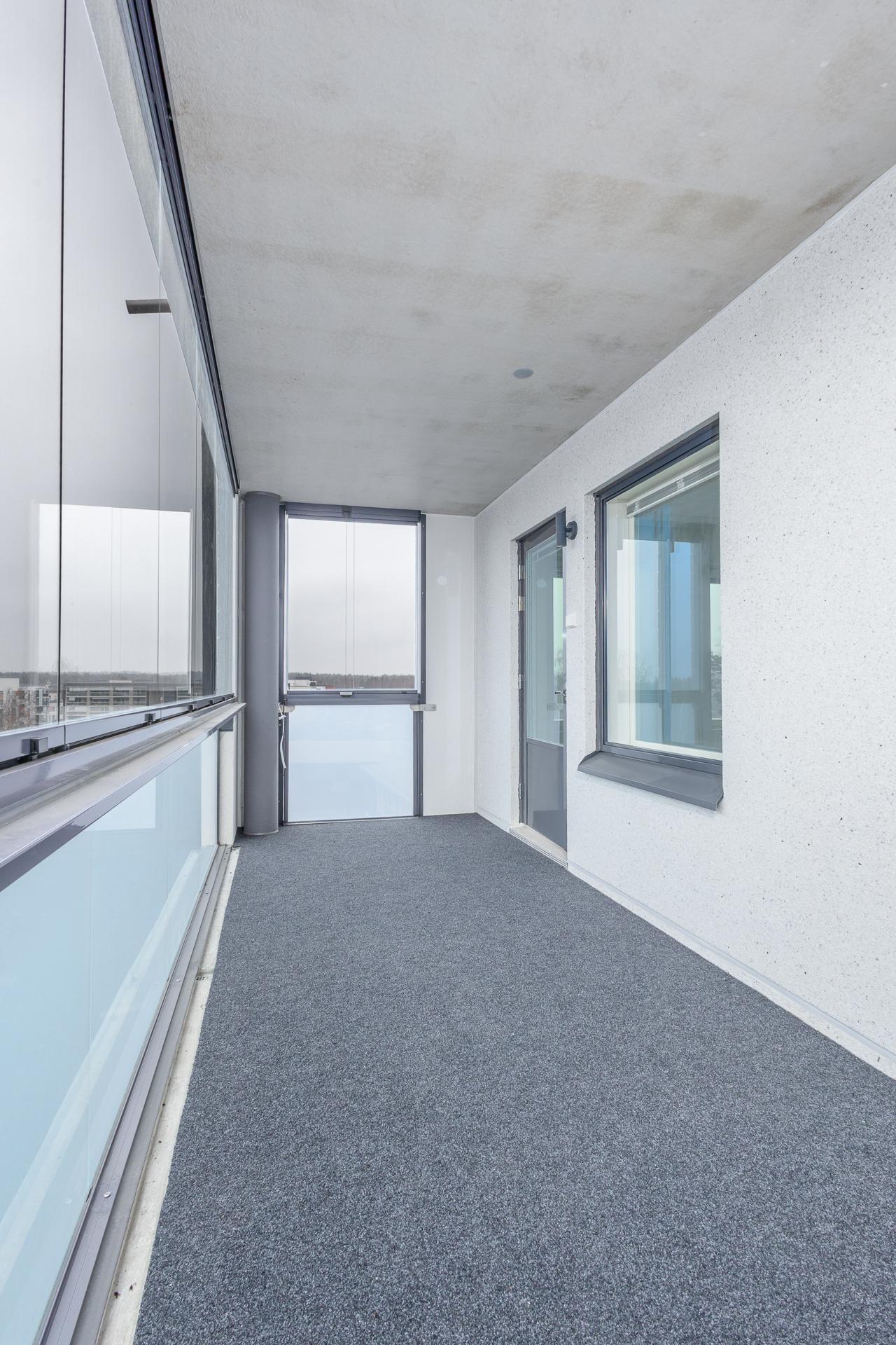 suuri lasitettu parveke