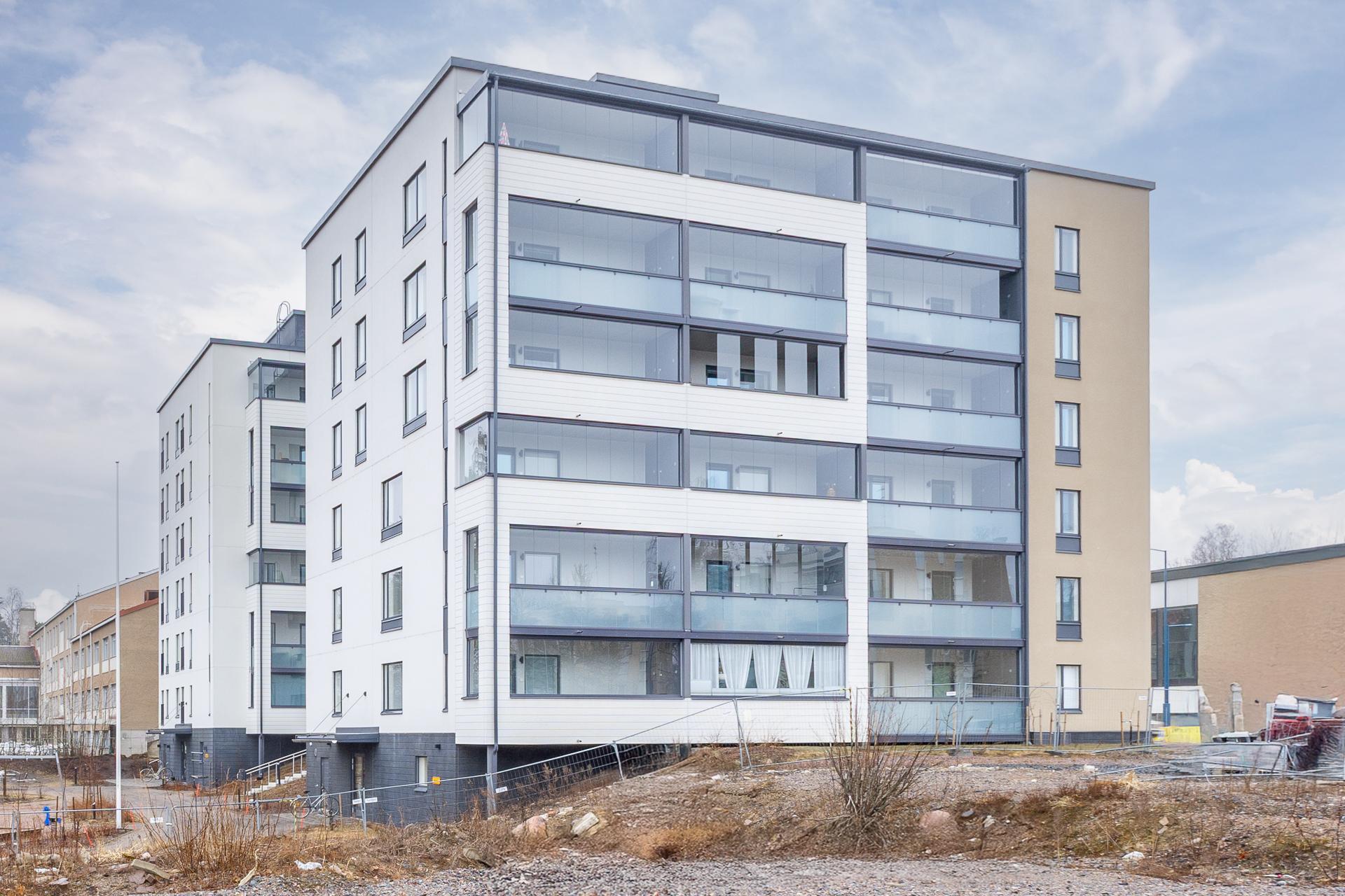 julkisivu parvekkeiden puolelta