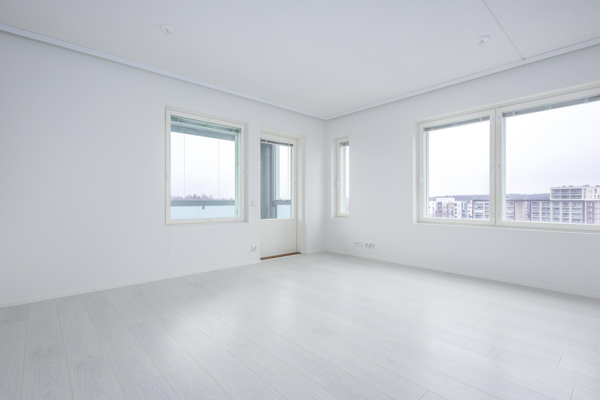 olohuoneessa paljon ikkunapintaa