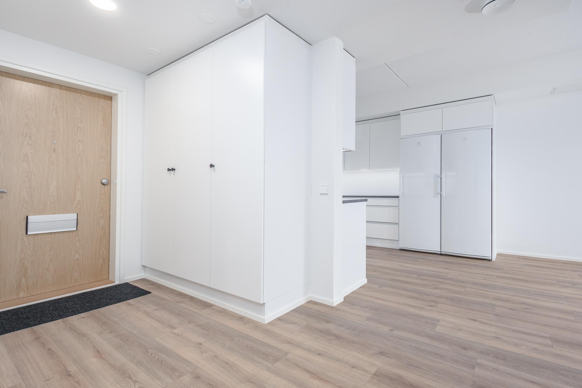 eteisen kiinteät kaapit