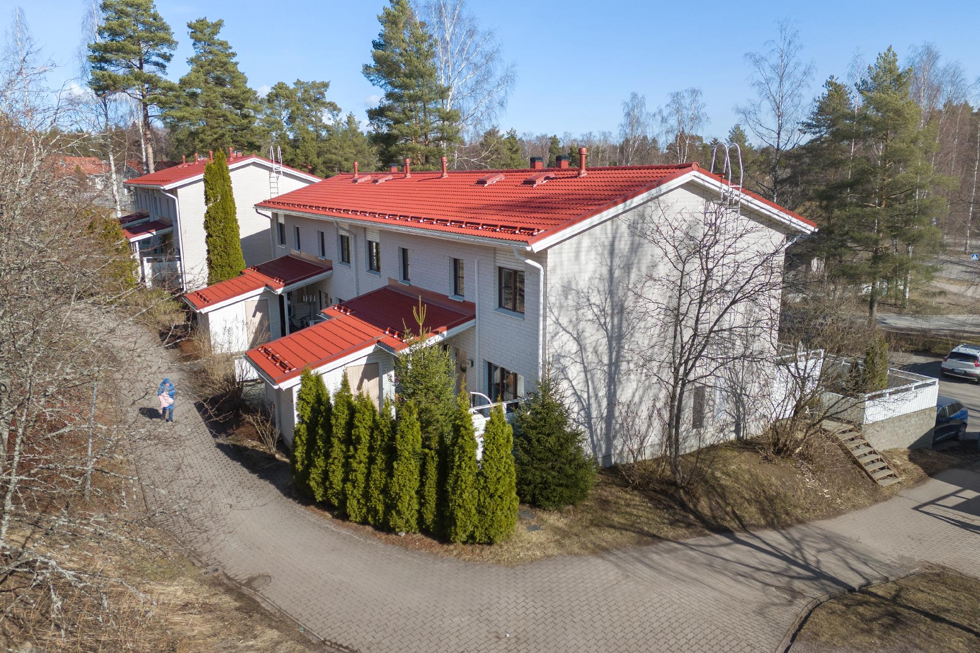 Päätyhuoneistolla on molemmin puolin terassipihat.
