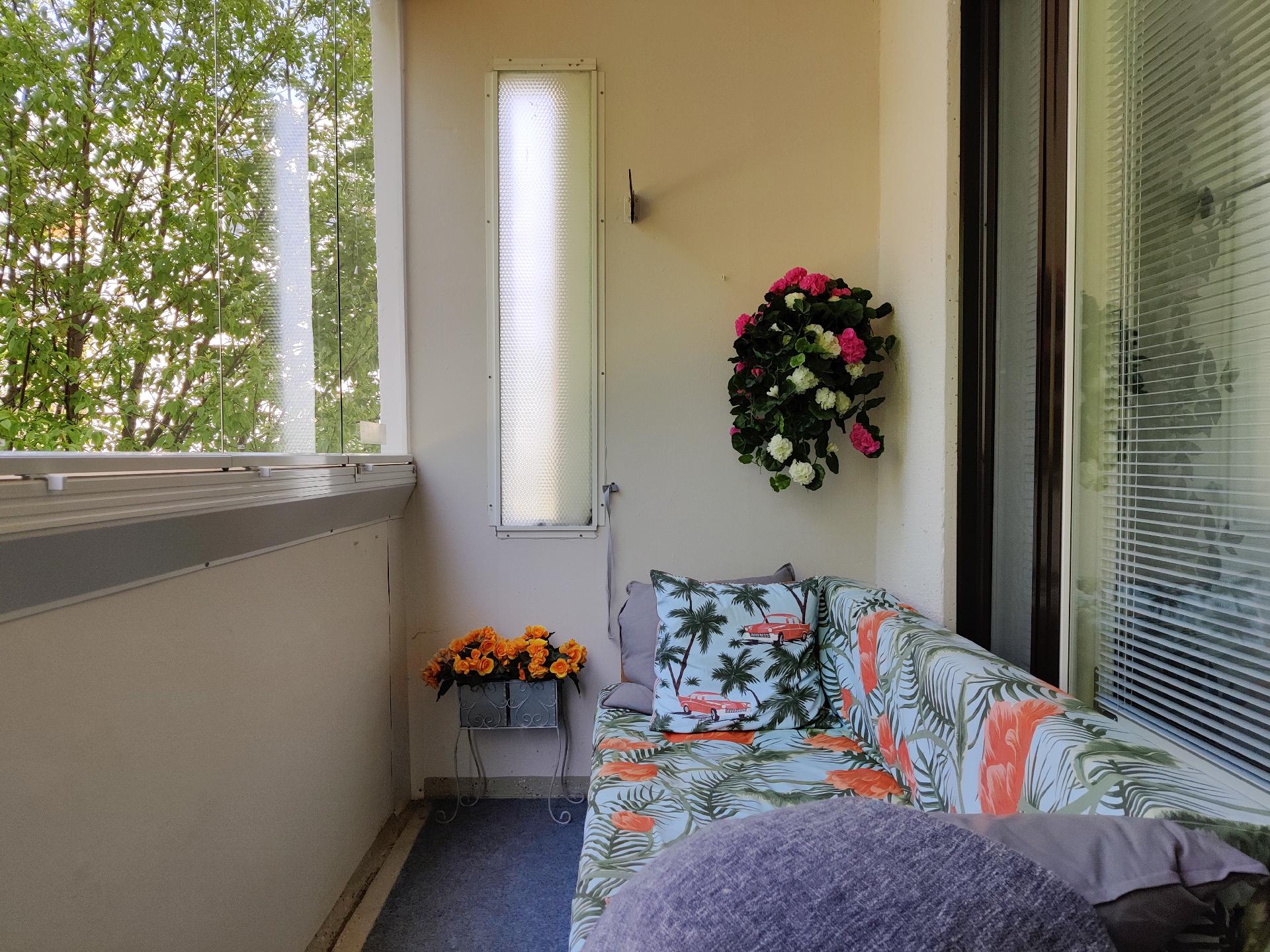 tilava parveke puiston puolelle