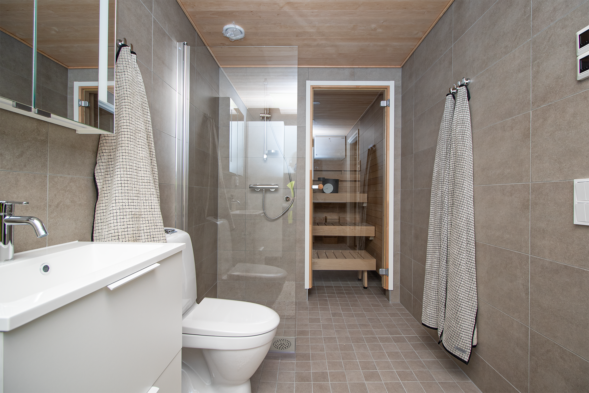 Valmiin C 4 huoneiston kylpyhuone.