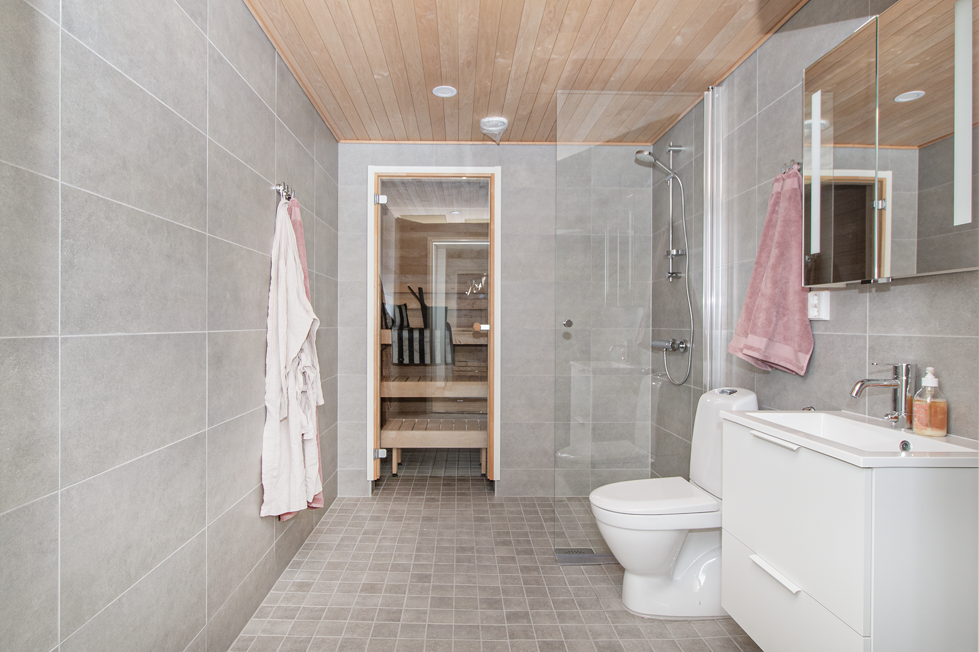 Kuva valmiin C 3 asunnon kylpyhuoneesta.