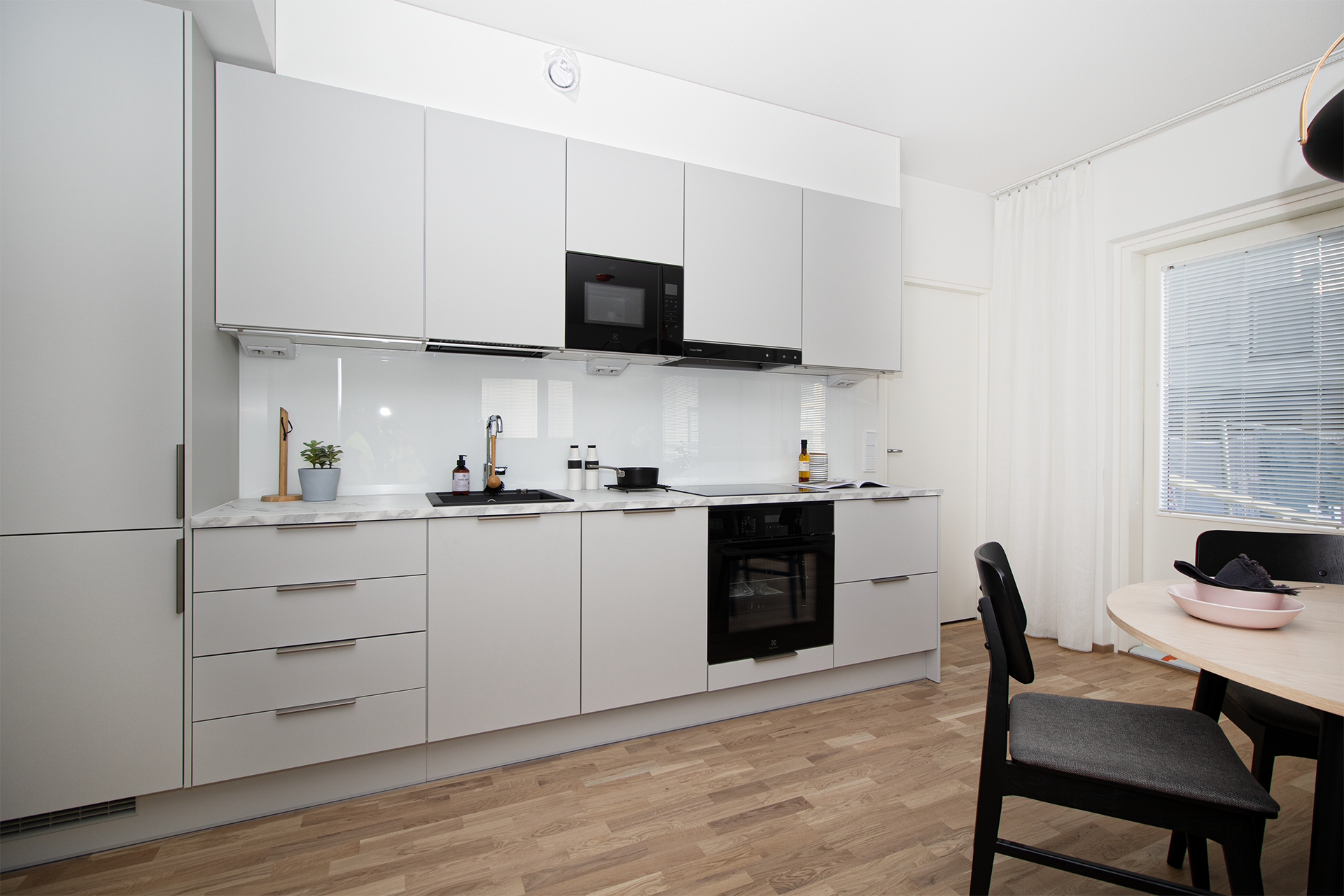 C 3 asunnon keittiö.