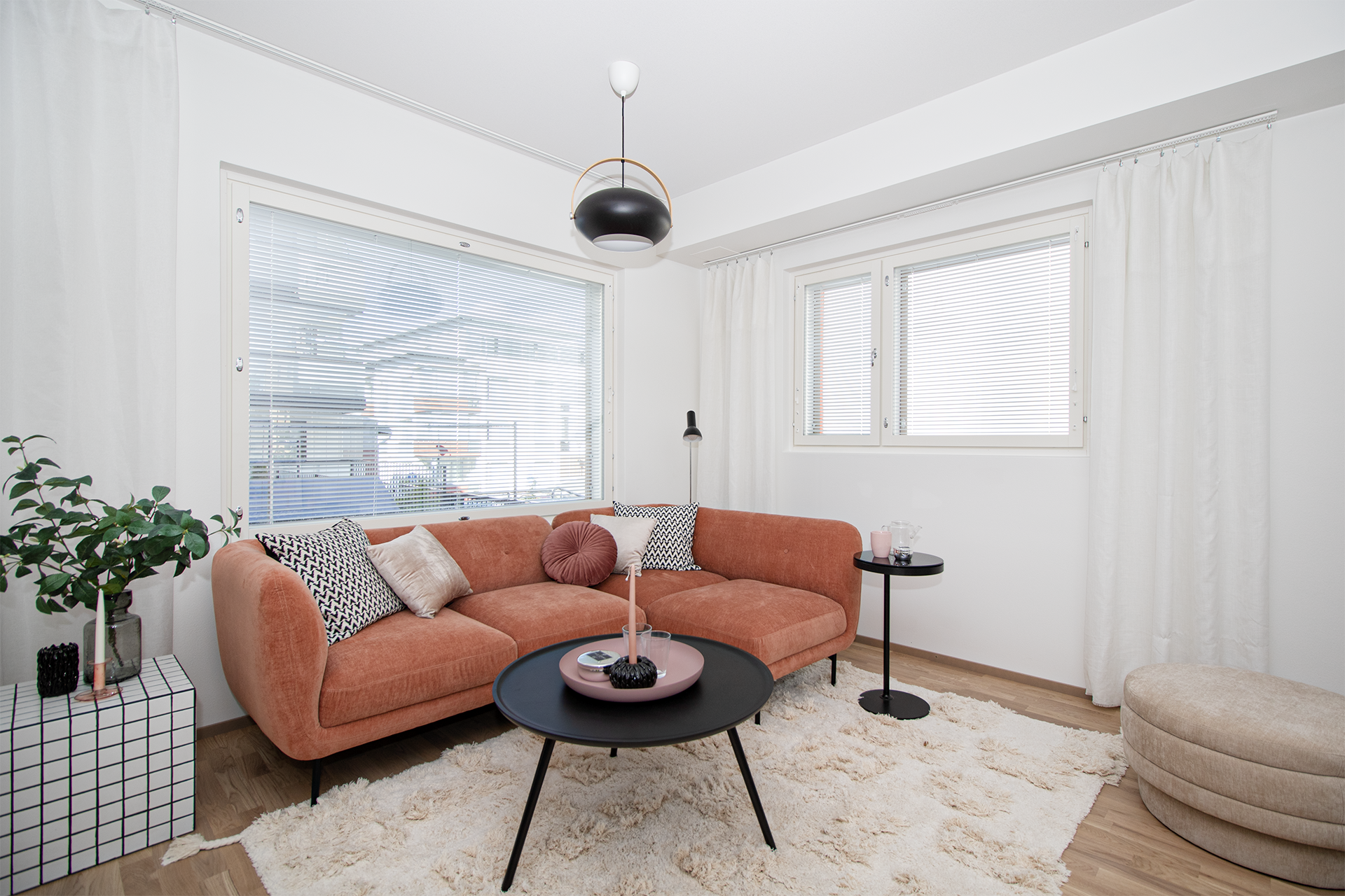 Valmiin asunnon C 3 olohuone.