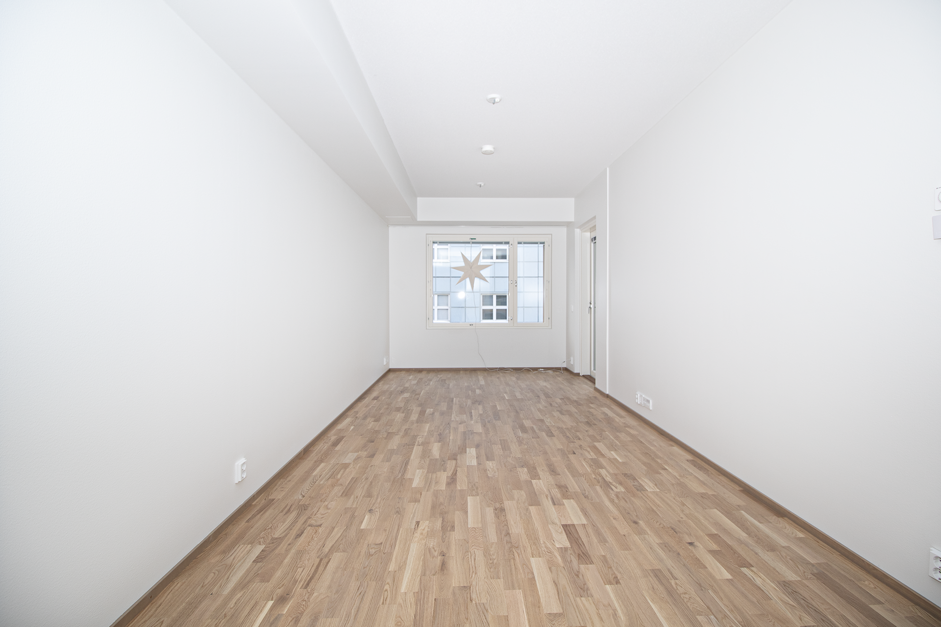 Olohuone, josta kulku lasitetulle parvekkeelle.