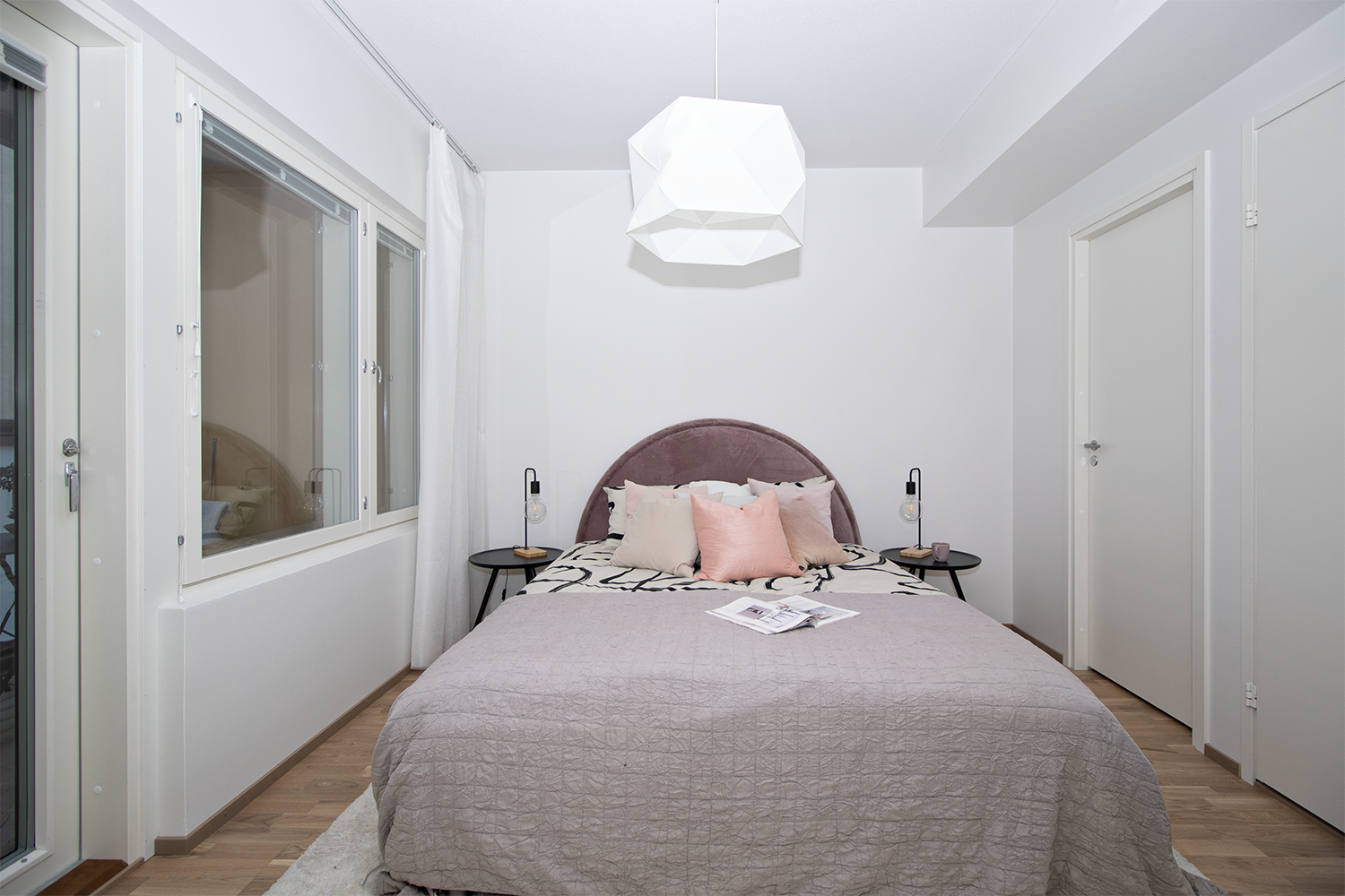 Makuuhuoneessa vaatehuone ja suora kulku kylpyhuoneeseen.