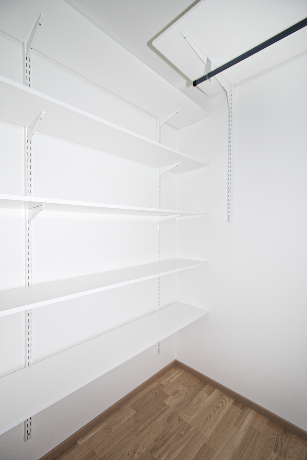 Makuuhuoneessa vaatehuone.