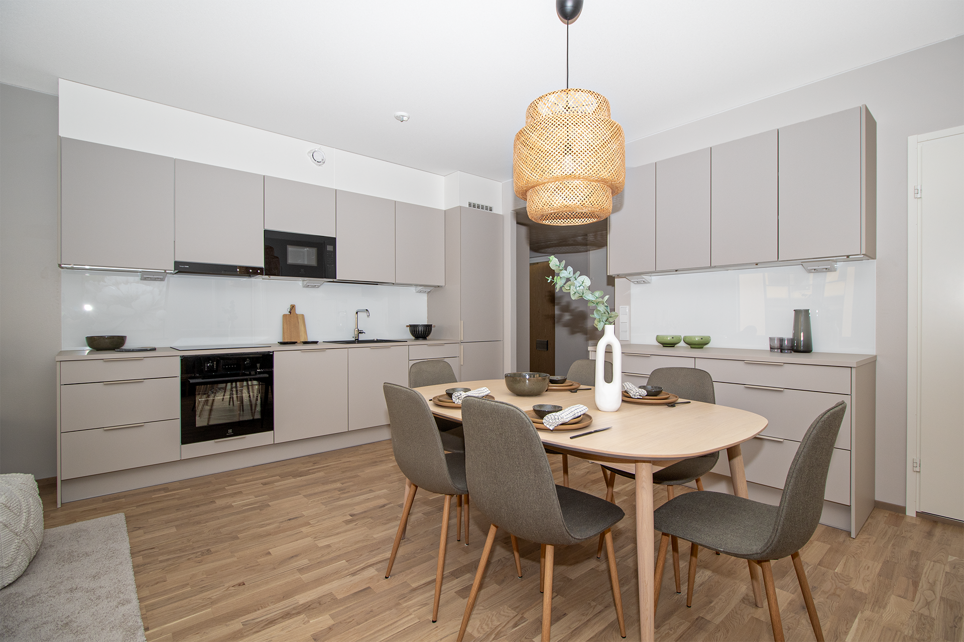 Valmiin C 4 asunnon keittiö.