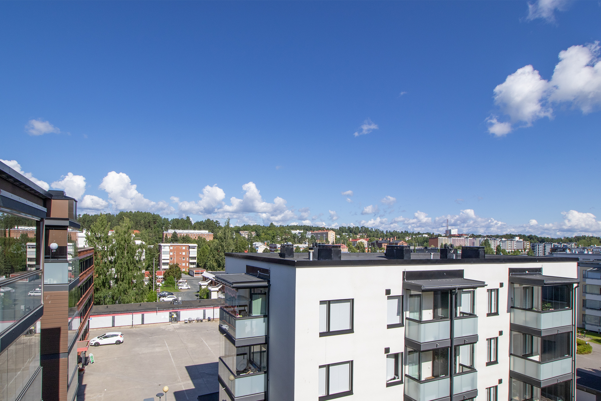 Tämän kodin parvekkeelta ja ikkunoista kantaa katse kauas.