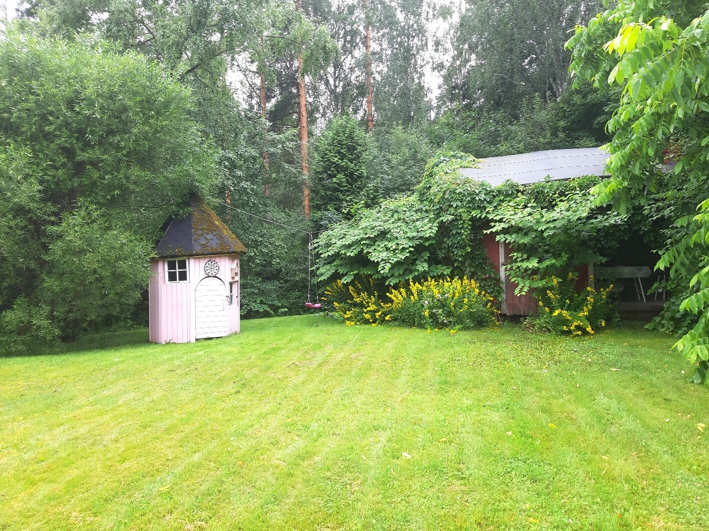 Pihasauna ja leikkimökki