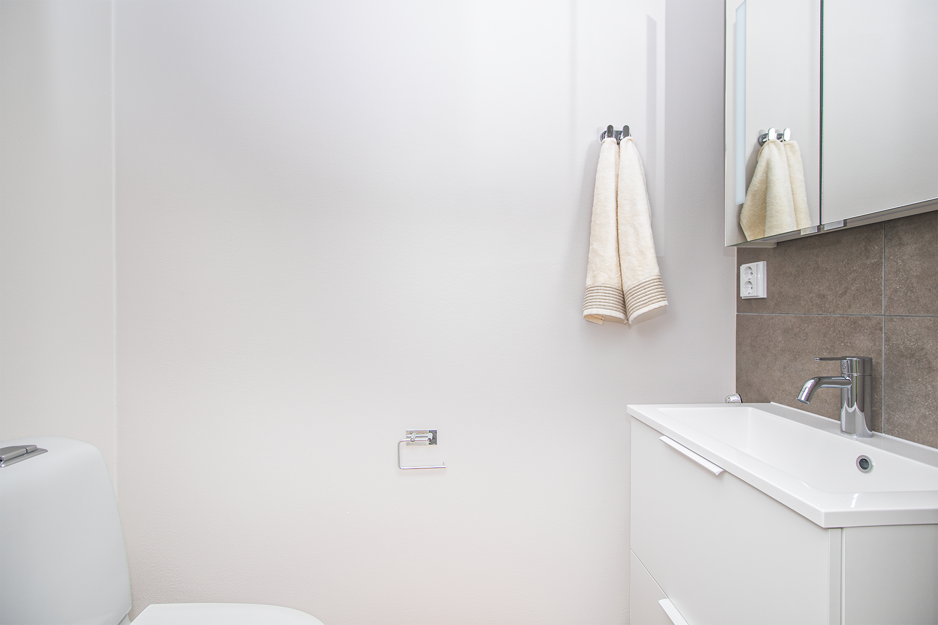 Valmiin asunnon C 4 erillinen wc.