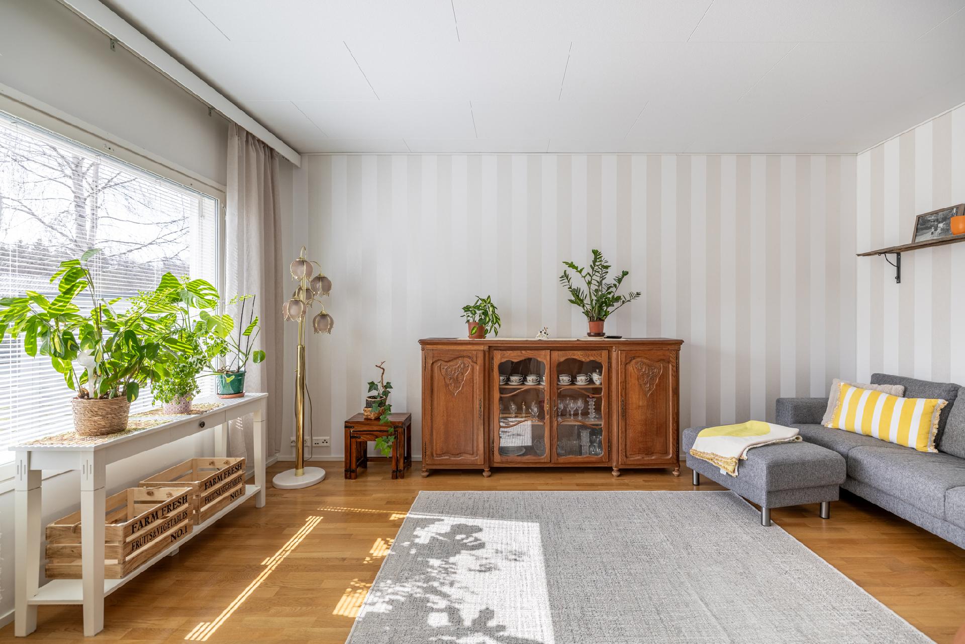 Valoisa ja tilava olohuone