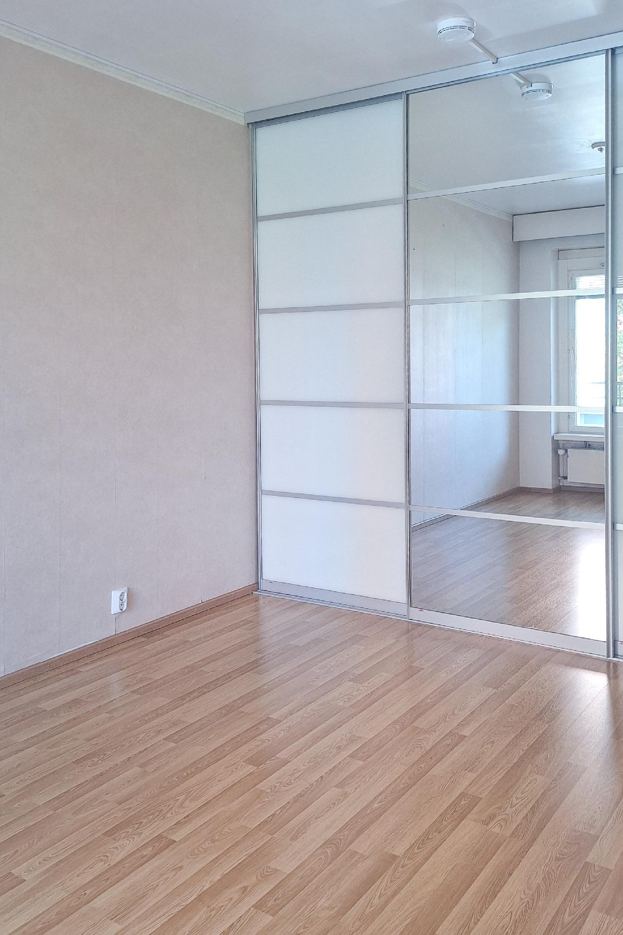 Koko seinän levyinen kaapisto