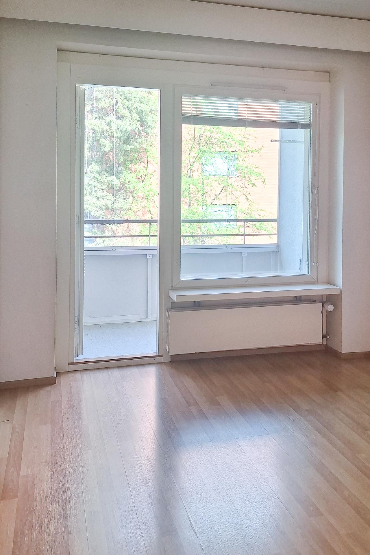 Makuuhuoneesta käynti parvekkeelle