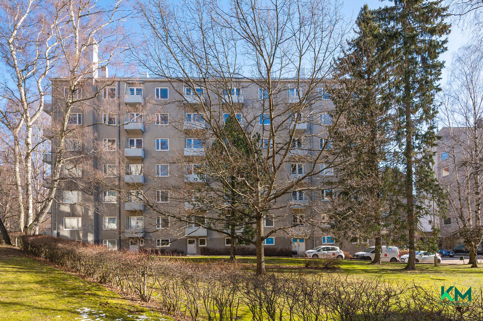Julkisivua, jossa yksiön parveke ylärivissä ensimmäinen vasemmalla.