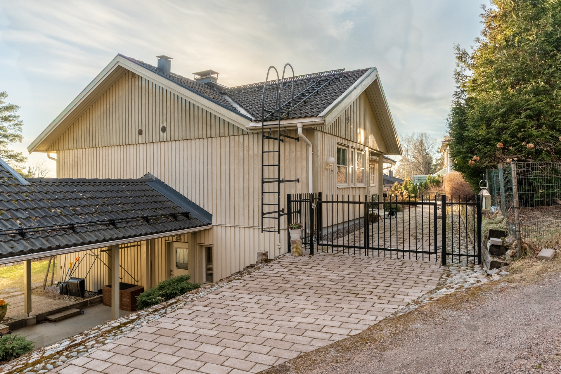 Sisäänkäynti on yläpihan puolelta