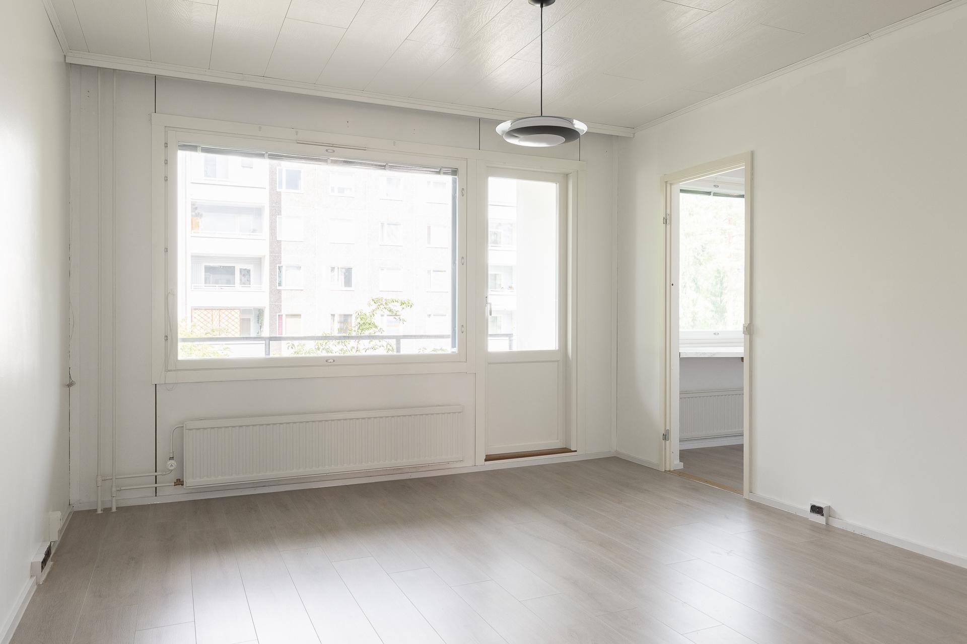 olohuone keittiokomero pilkistää 