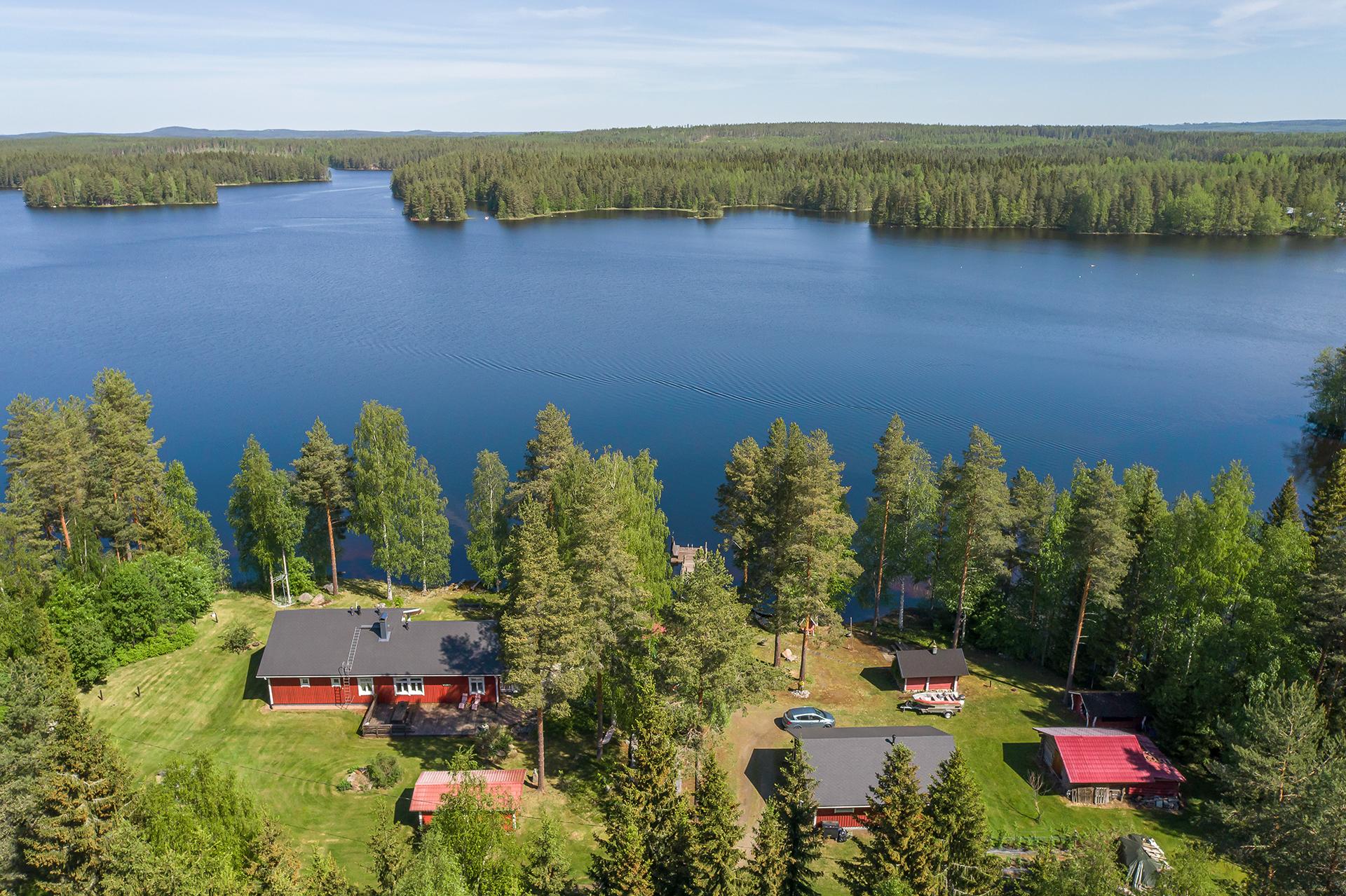 Piilopirtin kaikki rakennukset sijaitsevat lähellä rantaviivaa