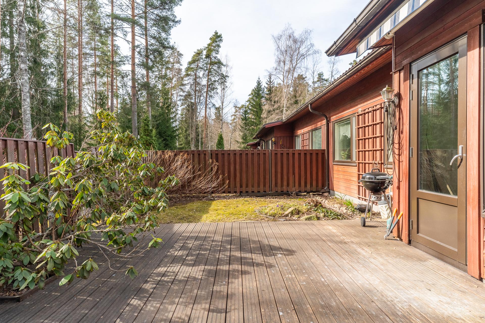 Aidattu pihaosuus, jossa terassi