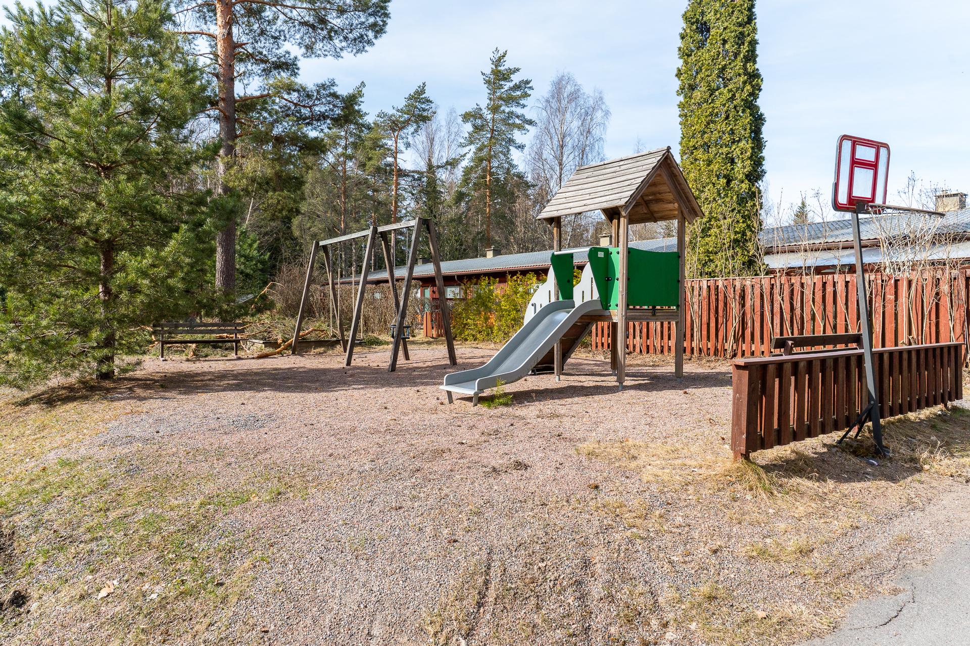 Taloyhtiön pihalla leikkipaikka