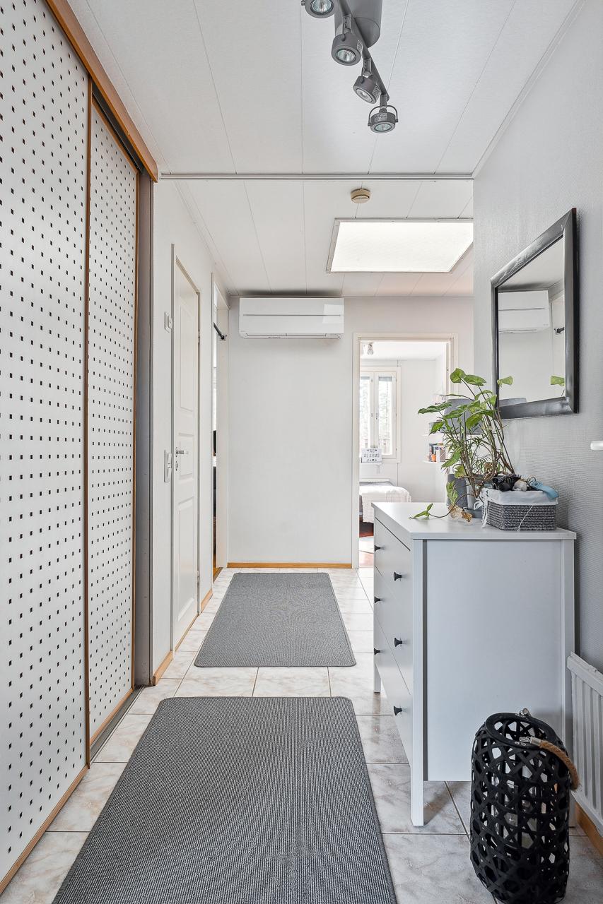 Eteisessä on hyvin kaappitilaa