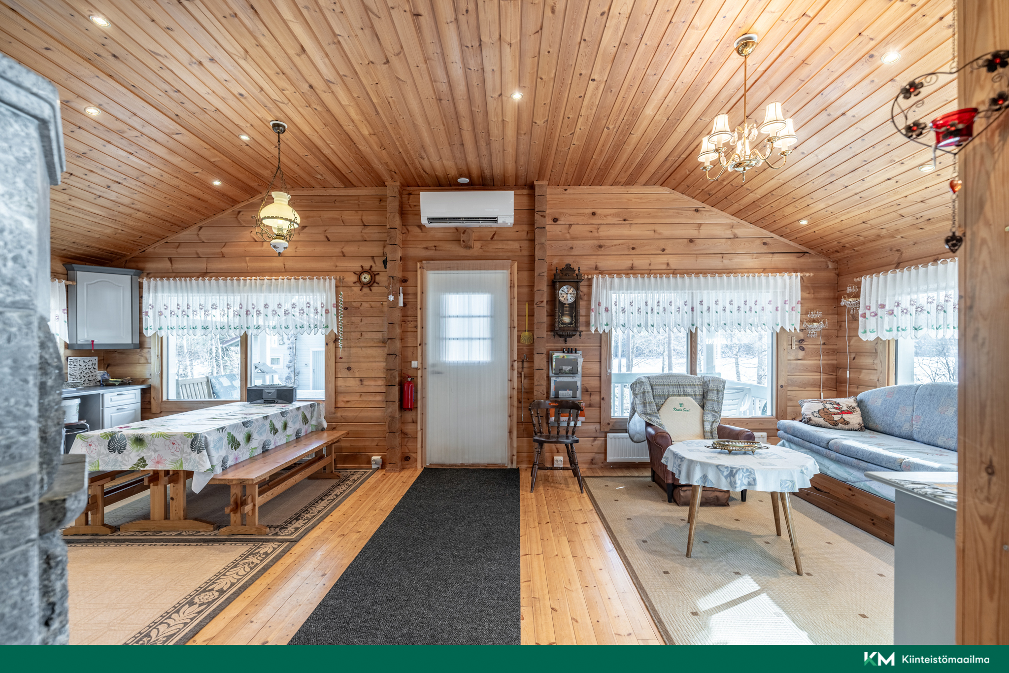 Tilava ja valoista tupakeittiö