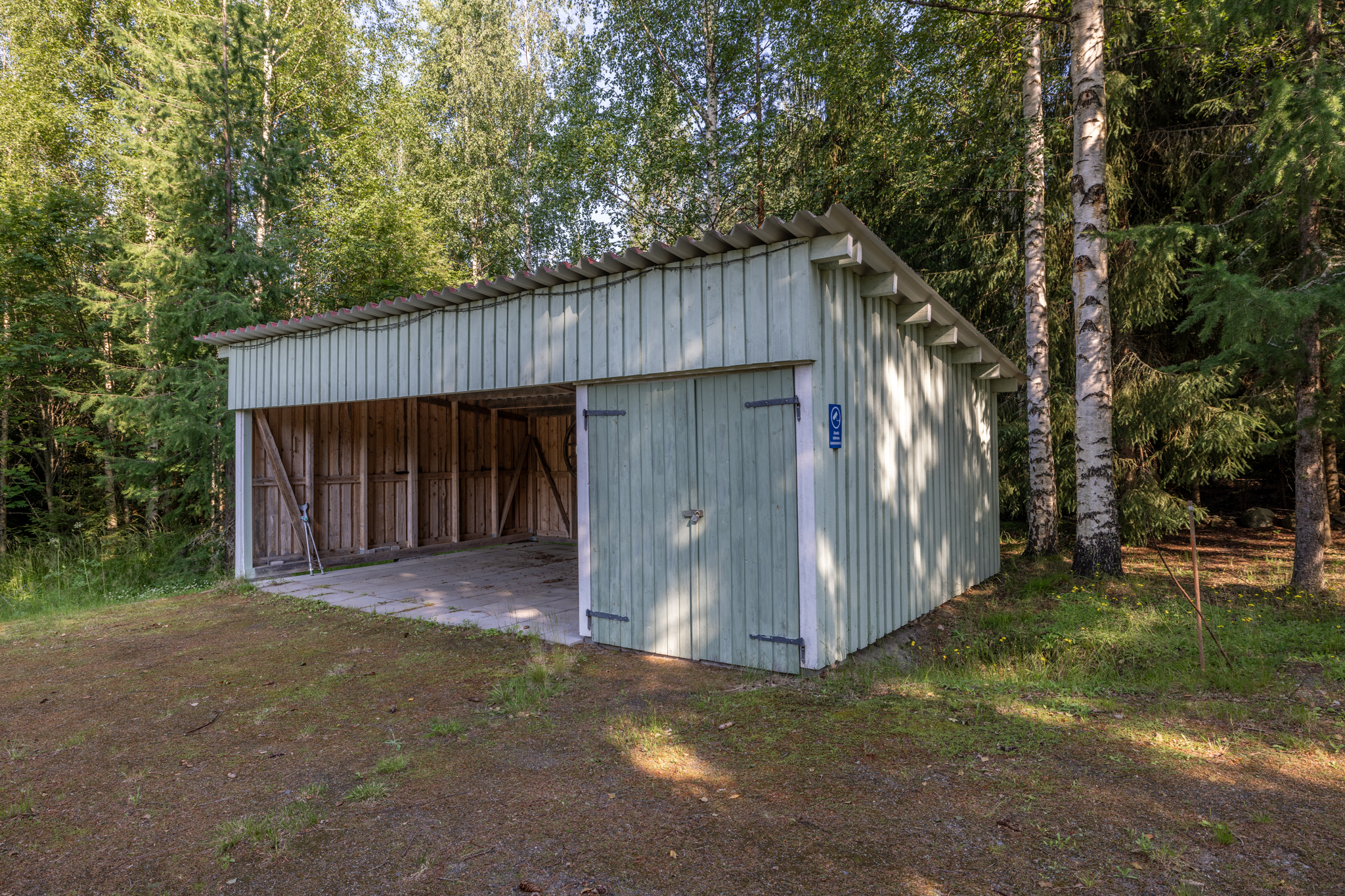 Autokatos kahdelle autolle ja varasto