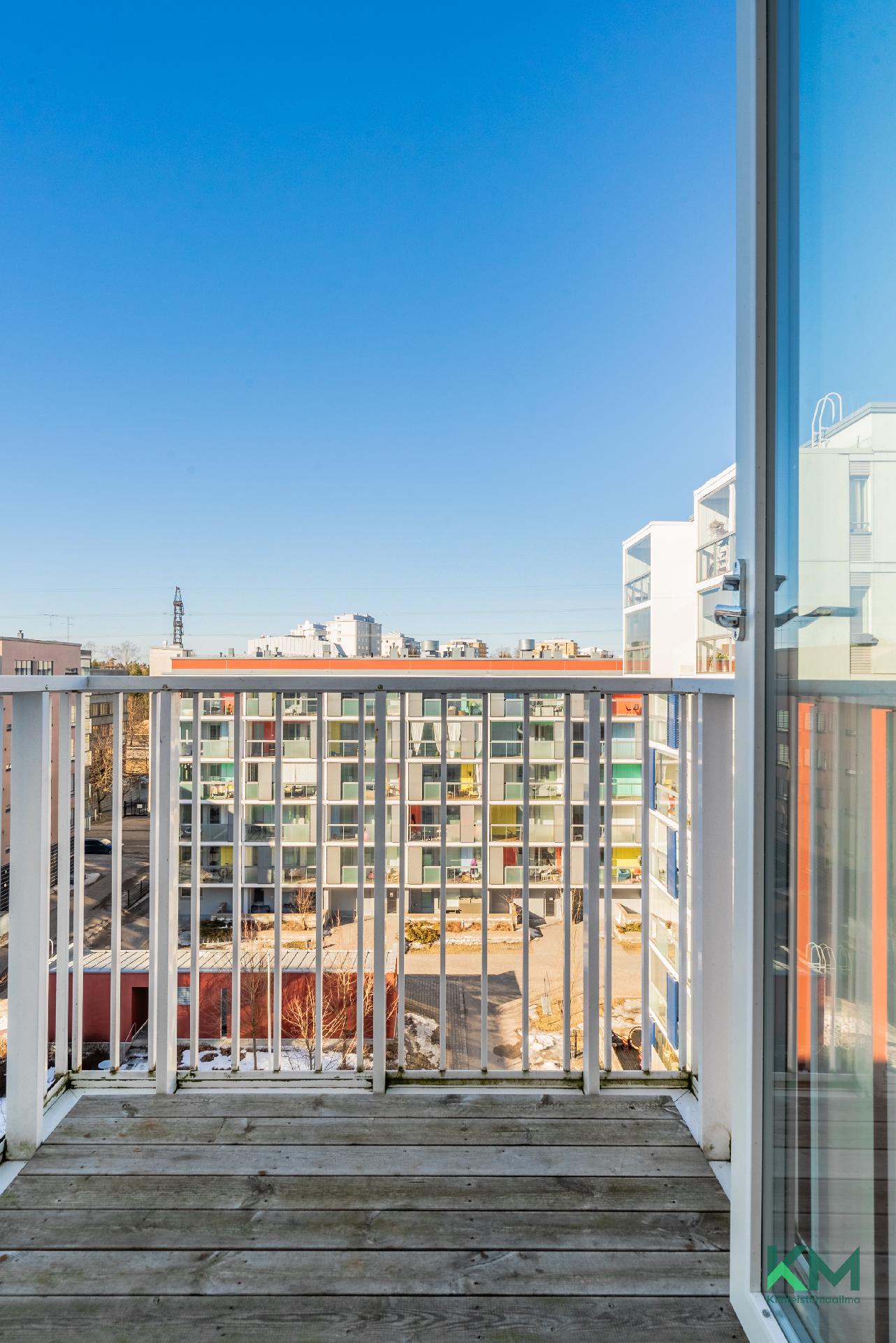 Parveke sisäpihan puolella