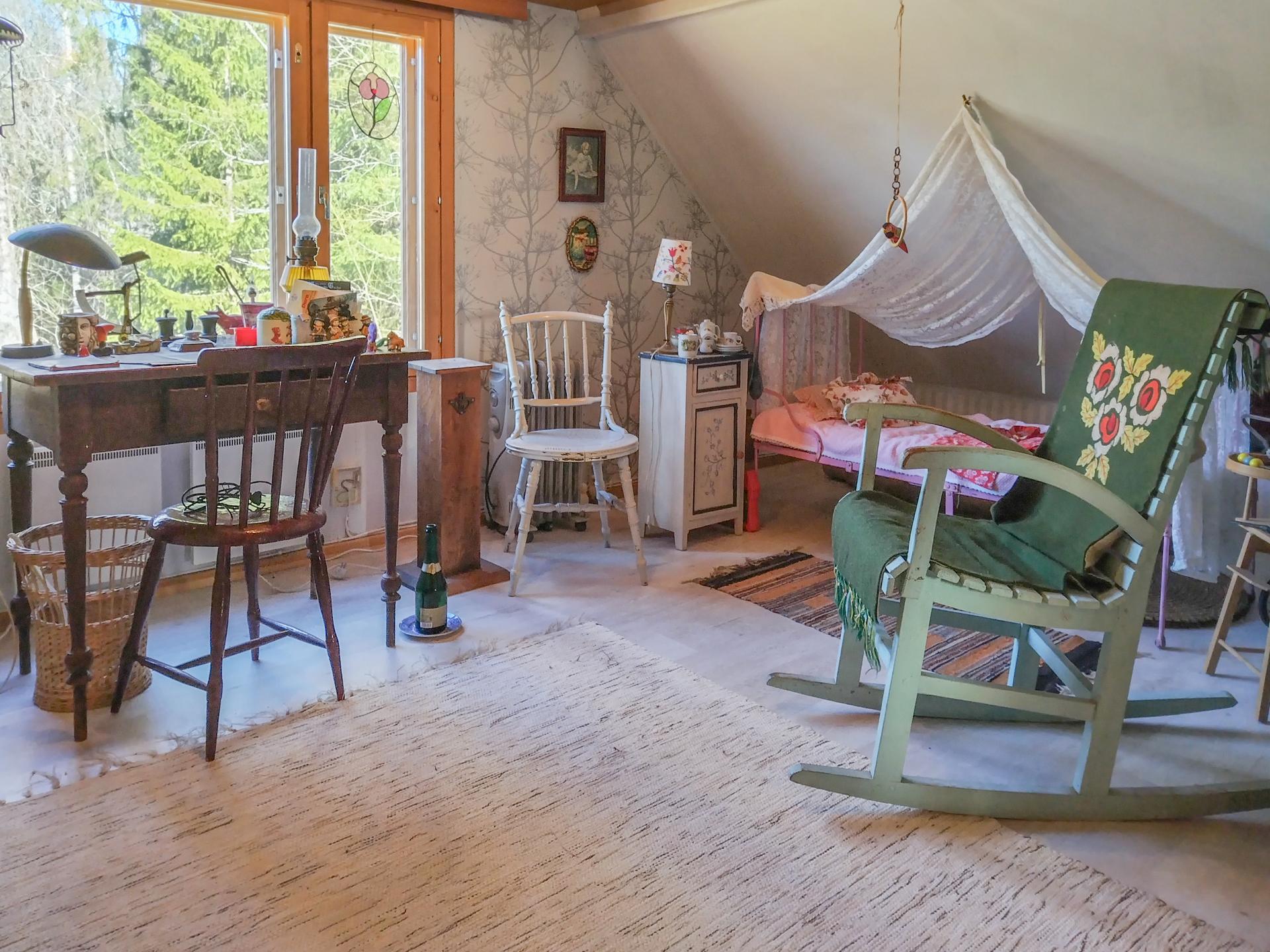 Yläkerrassa on kaksi makuuhuonetta ja ullakkotilaa.