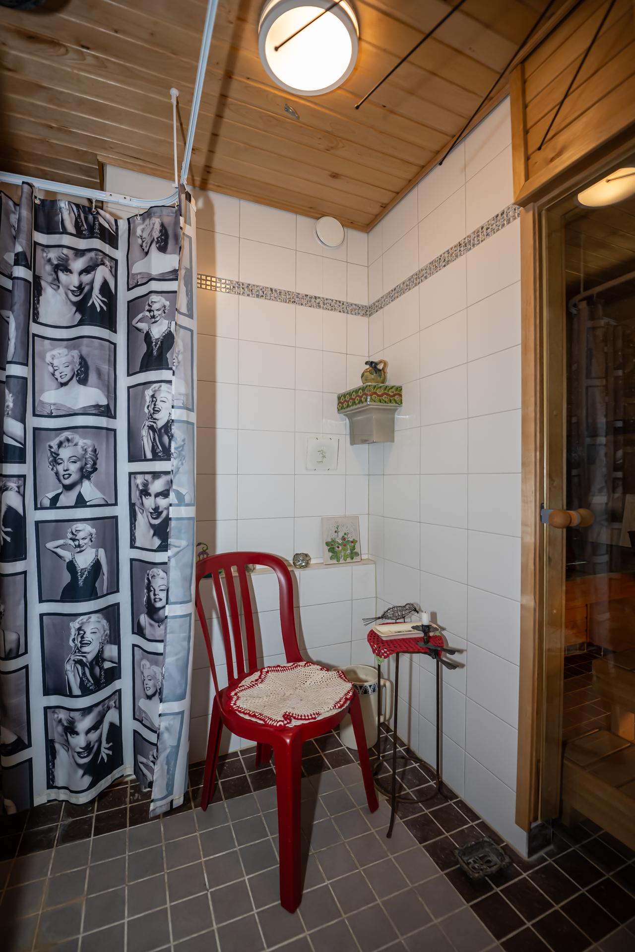 Kylpyhuone, sauna ja erillinen wc on remontoitu 2017.