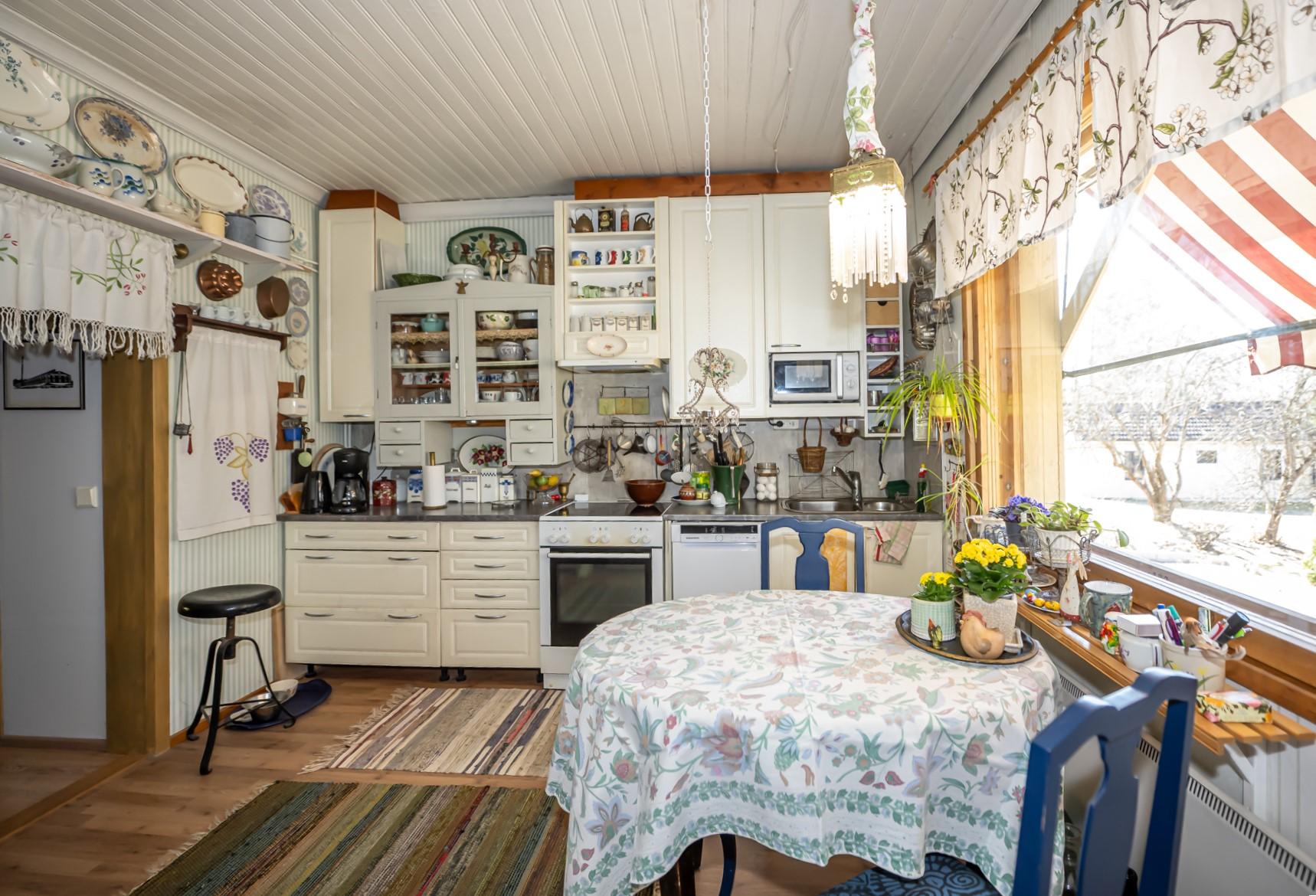 Vaaleasävyisen keittiön ilmettä.