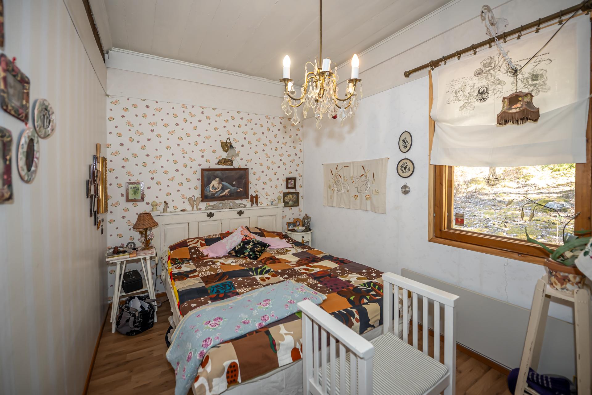 Alakerran makuuhuone.