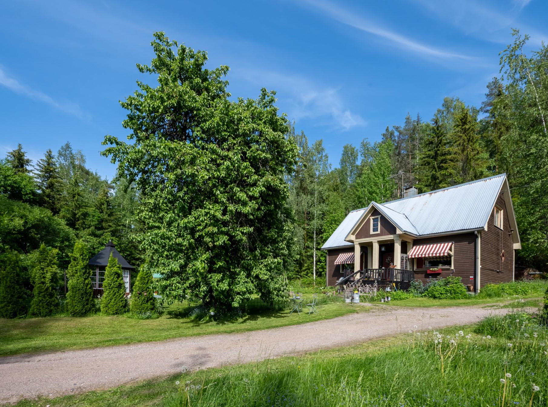 Mukavan kokoinen koti isolla 3130 3130 m²:n tilalla lampinäkymin. 