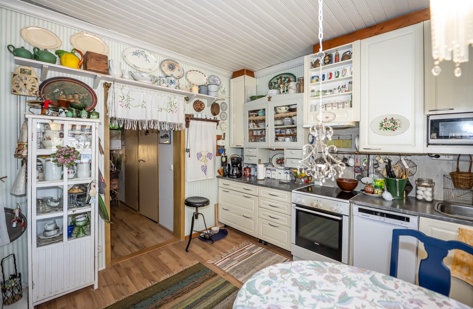 Keittiön vieressä on huone, josta on kulku kylpyhuoneeseen, erilliseen wc:hen ja tekniseen tilaan.