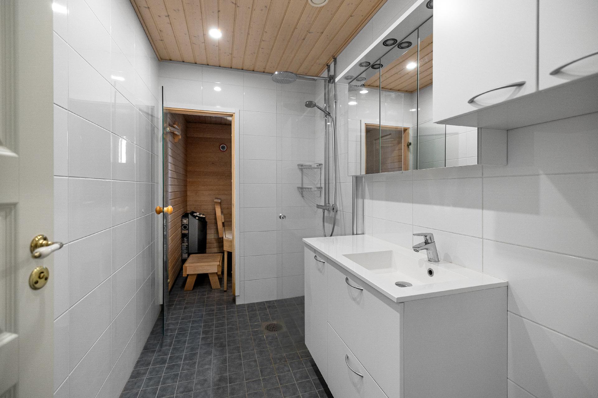 Kylpyhuone on remontoitu vuonna 2015