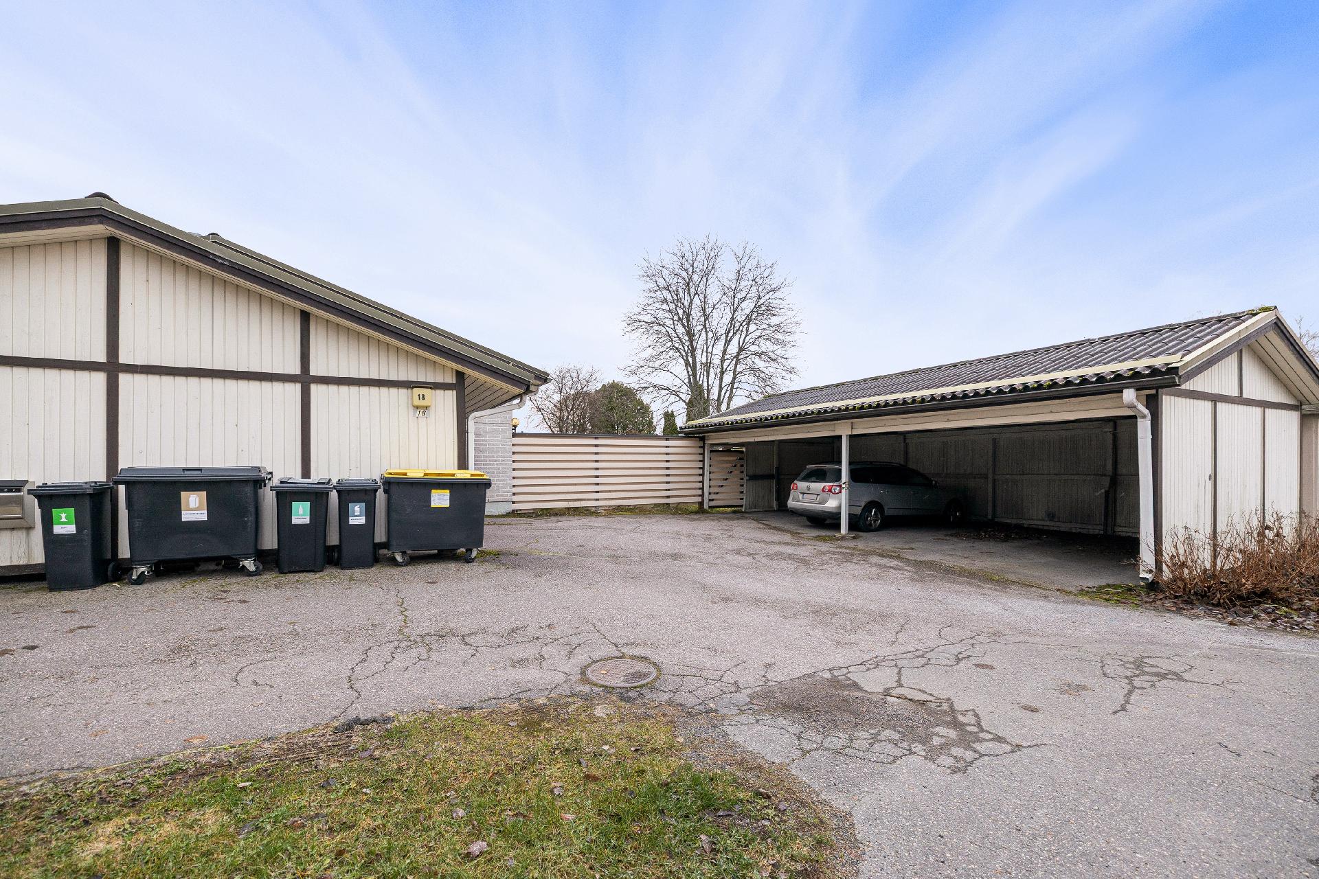 Jokaiselle huoneistolle kuuluu yksi autokatospaikka