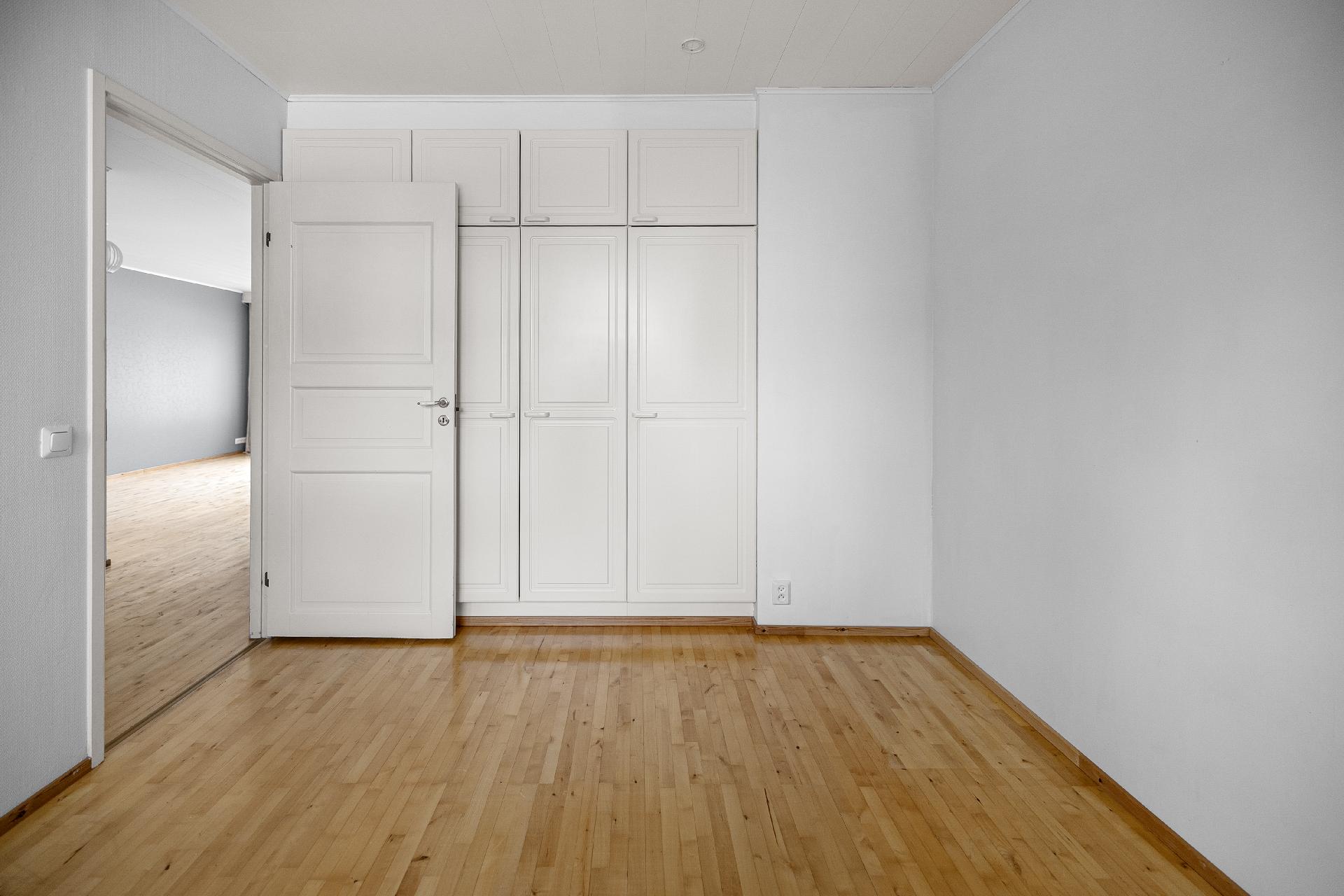 Makuuhuoneessa on hyvin säilytystilaa