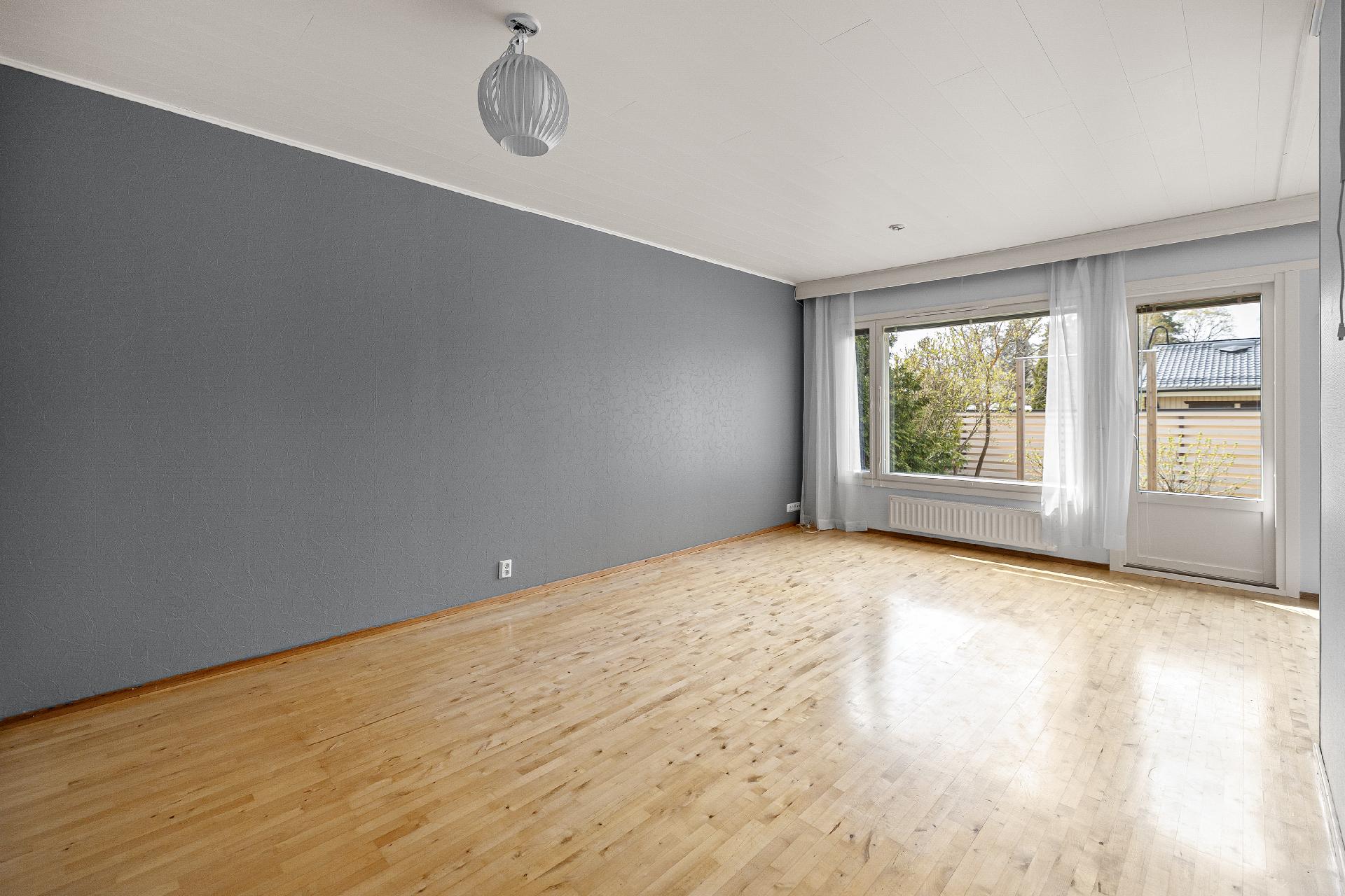 Olohuoneesta käynti suojaisalle takapihalle