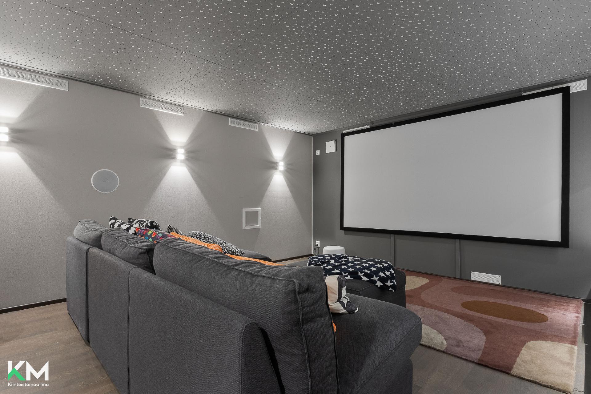 Alakerran musiikk-i ja elokuvahuone